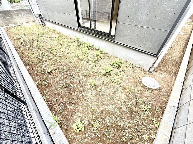 【庭】ガーデニングや家庭菜園も楽しめるお庭付き。