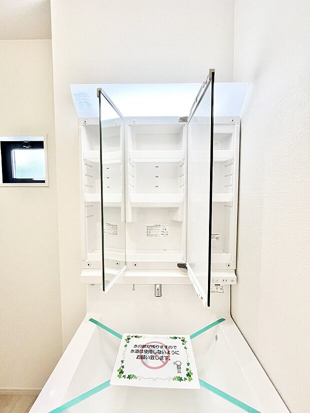 【三面鏡裏収納】三面鏡の裏に、化粧品や衛生用品などを収納可能。洗面台をすっきりと保ちます!
