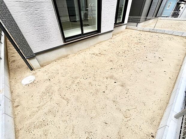 【庭】ガーデニングや家庭菜園も楽しめるお庭付き。