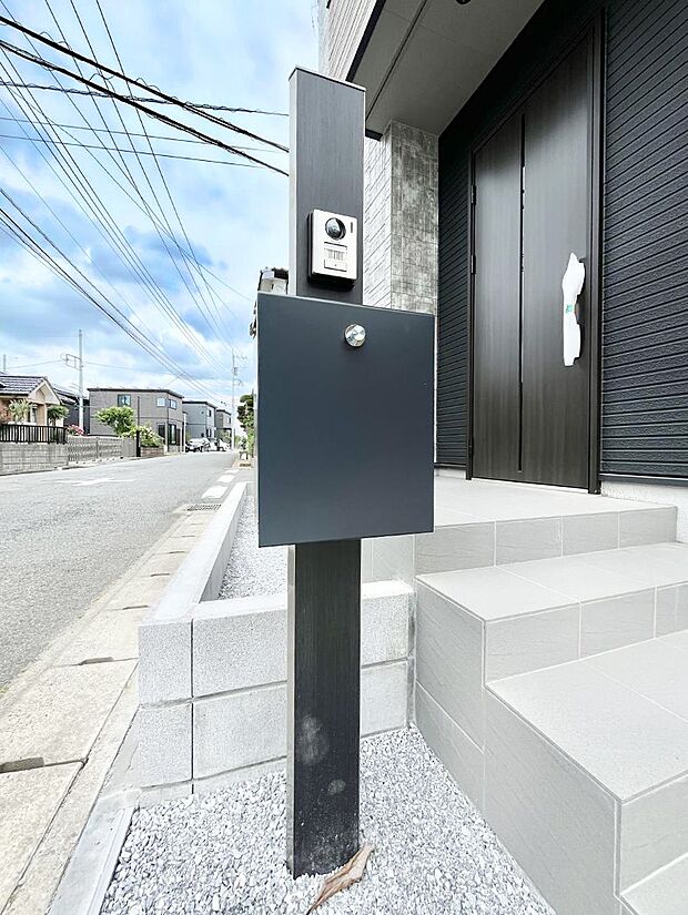 【その他現地】シンプルデザインのポスト。