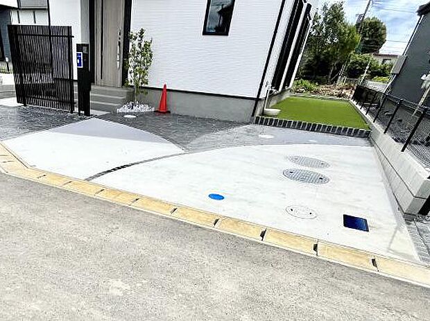 【駐車場】駐車2台可能!急なお客様の駐車に。また、ご家族の自転車スペースとしても大活躍。