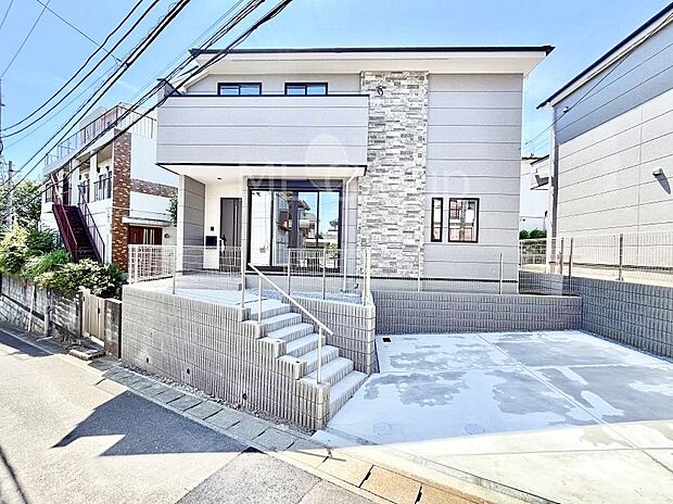 【現地外観写真】暮らしやすさと居心地の良さにこだわったシンプルで飽きのこないデザイン！