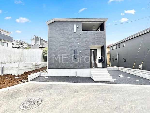 【現地外観写真】洗練された外観、上質な住空間が広がる室内は永く安心して過ごせる住居です。 