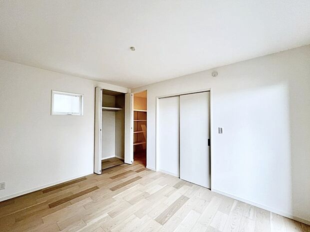 【寝室】ウォークインクローゼットがあるお部屋。季節ごとの入れ替えも不要で便利です！
