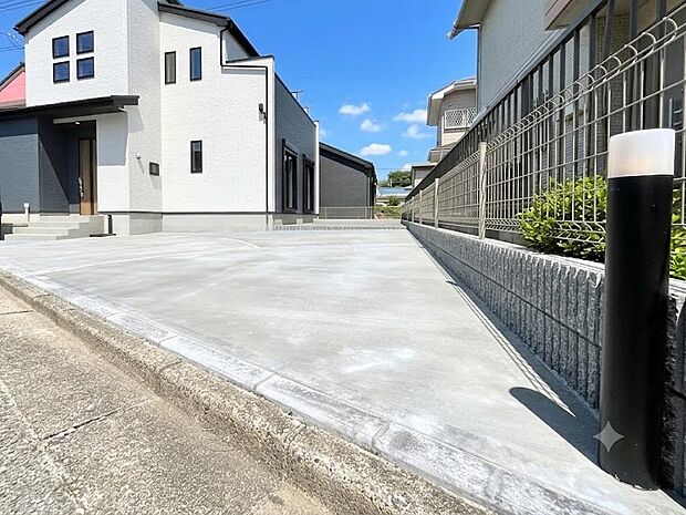 【駐車場】駐車3台可能！急なお客様の駐車に。また、ご家族の自転車スペースとしても大活躍。