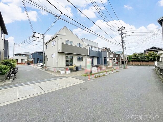【前面道路含む現地写真】角地なので日当たりも良く、お家が堂々として見えます。