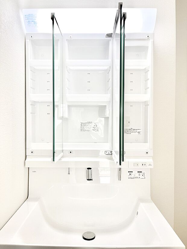 【三面鏡裏収納】三面鏡の裏に、化粧品や衛生用品などを収納可能。洗面台をすっきりと保ちます！
