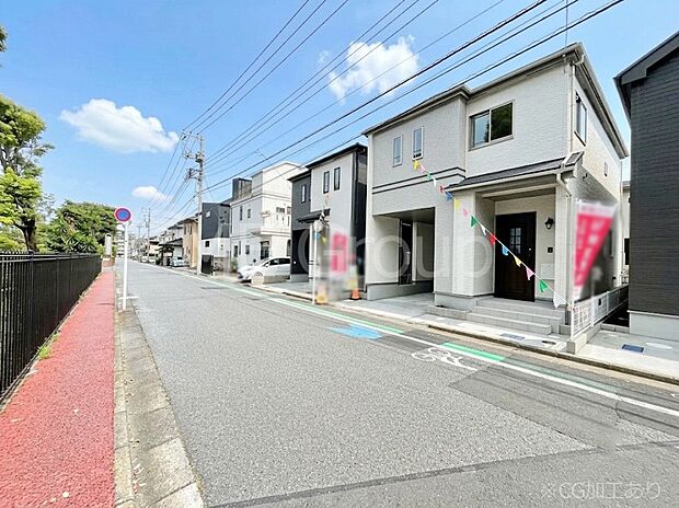 【前面道路含む現地写真】見通しの良さとともに、街並みに開放感を与えてくれます。 