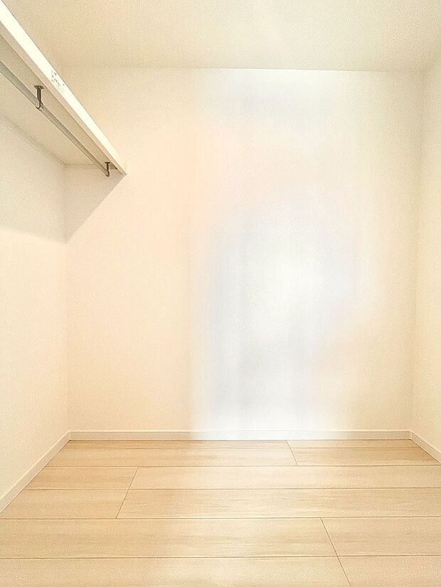 【ウォークインクローゼット】ウォークインクローゼット付きで生活空間を広く利用できます。