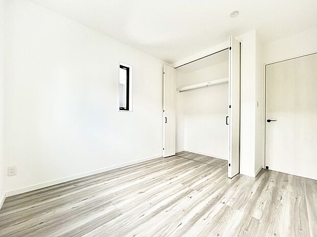 【寝室】使いやすい形でベットや家具の置き方にも困ることもありません。   