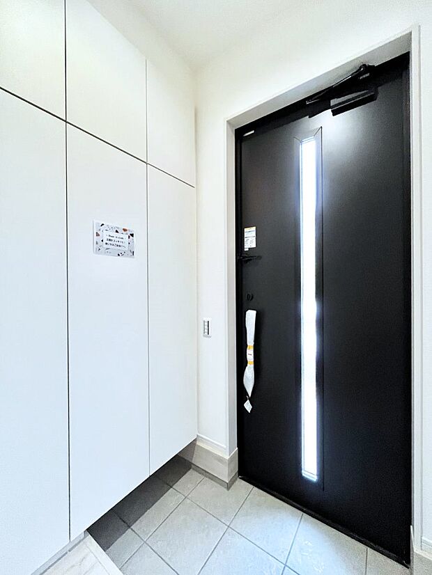 【玄関】天井まである玄関収納で、家族全員の靴もすっきり収納！ 