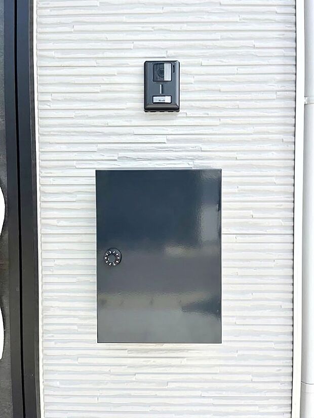 【その他現地】シンプルデザインのポスト。