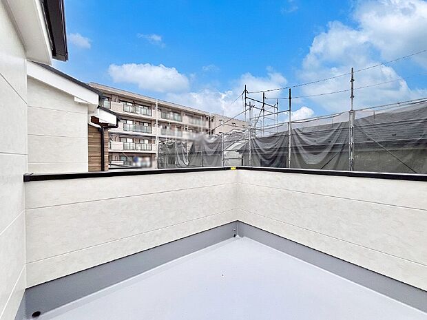 【バルコニー】ゆったりバルコニーだから沢山お洗濯ものを干せます。