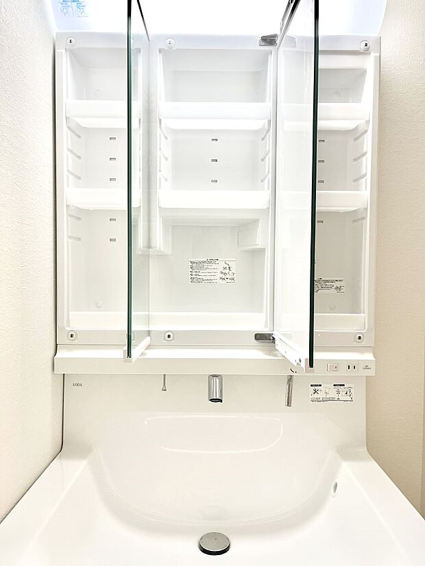 【三面鏡裏収納】三面鏡の裏に、化粧品や衛生用品などを収納可能。洗面台をすっきりと保ちます！