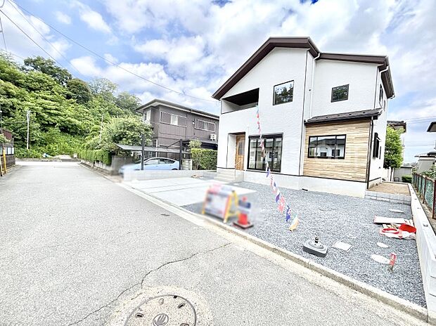 【前面道路含む現地写真】前面道路はきちんと整備されています  