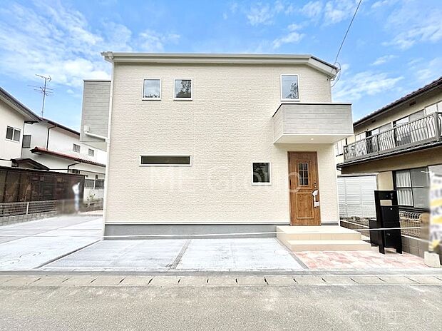 【現地外観写真】たっぷりの陽光と心地よい風が舞い込む住まい