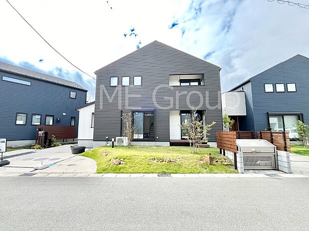 【現地外観写真】上質感あふれる外観デザイン。魅力の住まいを実現。 