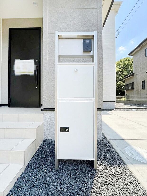【その他現地】表札・インターホン・ポスト・宅配BOXをひとつに集約。エントランスになじむシンプルデザイン。