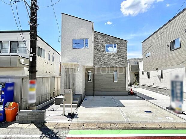 【現地外観写真】シンプルで落ち着きのある建物は住むかたの個性でオリジナルなものになっていきます。