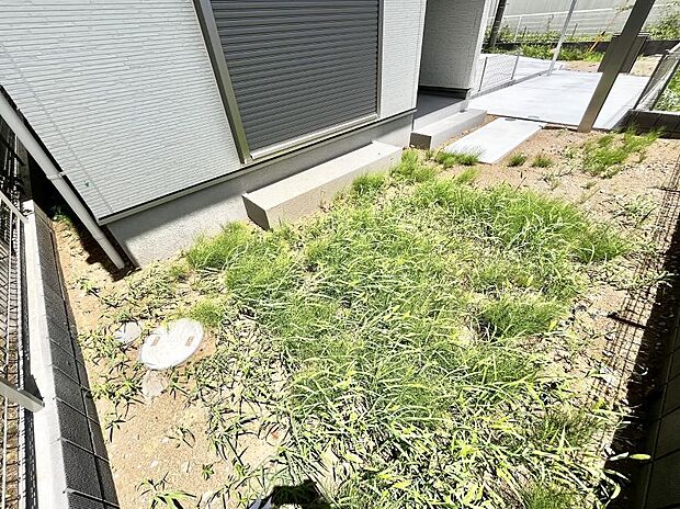 【庭】家族で楽しめる庭付きです。ガーデニングや物置を置いたり、お子様がいらっしゃるご家庭ではプールなど使い方はさまざまです。