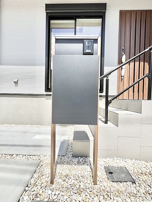 【その他現地】シンプルデザインのポスト。