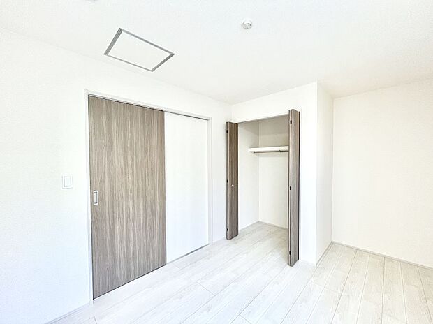 【寝室】収納が充実しているので居住スペースを広々使えます