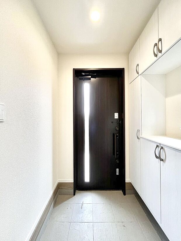 【玄関】明るい玄関はお客様をお出迎えするのにぴったりです!