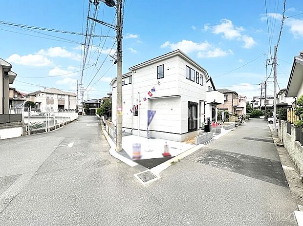 【前面道路含む現地写真】前面道路はきちんと整備されています