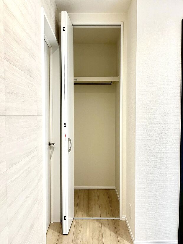 【玄関ホール収納】玄関ホール収納です。掃除道具やお出かけ用グッズの収納に便利です。