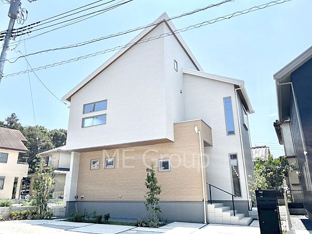 【現地外観写真】洗練された外観、上質な住空間が広がる室内は永く安心して過ごせる住居です。