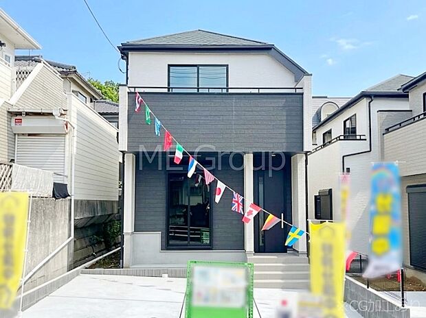 【現地外観写真】シンプルで落ち着きのある建物は住むかたの個性でオリジナルなものになっていきます。