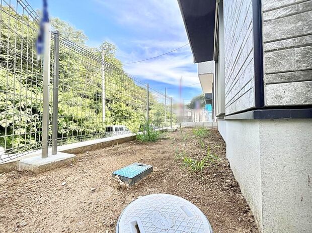 【庭】プランターを並べて季節のお花を楽しめるお庭付き。