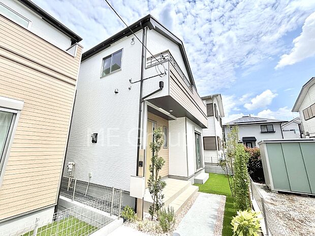 【現地外観写真】洗練された外観、上質な住空間が広がる室内は永く安心して過ごせる住居です。