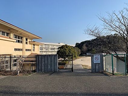 袖ケ浦市立長浦中学校 642m(9分)