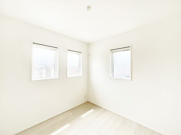 【寝室】使いやすい形でベットや家具の置き方にも困ることもありません。