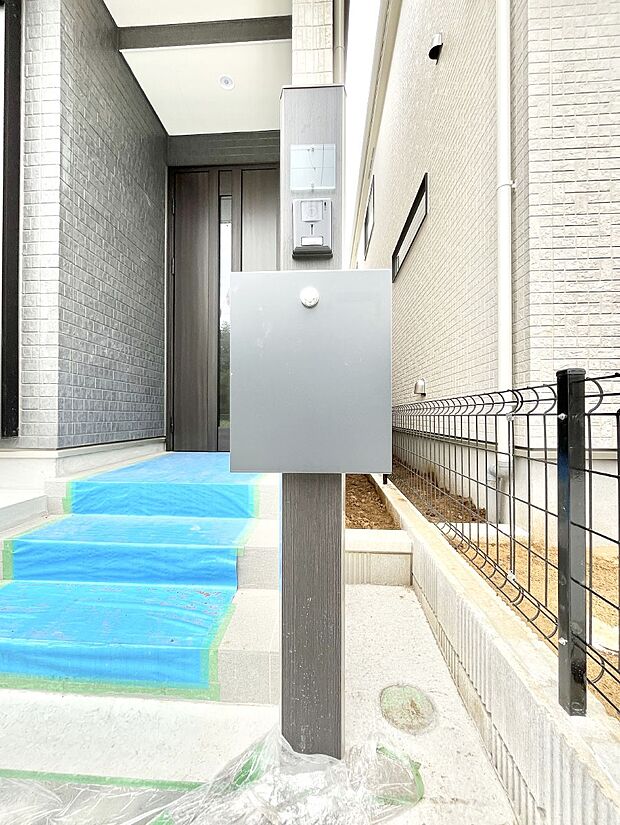 【その他現地】シンプルデザインのポスト。