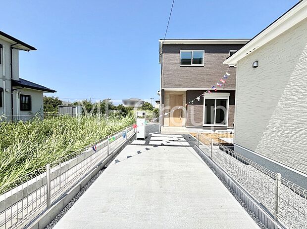 【前面道路含む現地写真】堂々完成!! ここから始まる新生活を応援いたします!