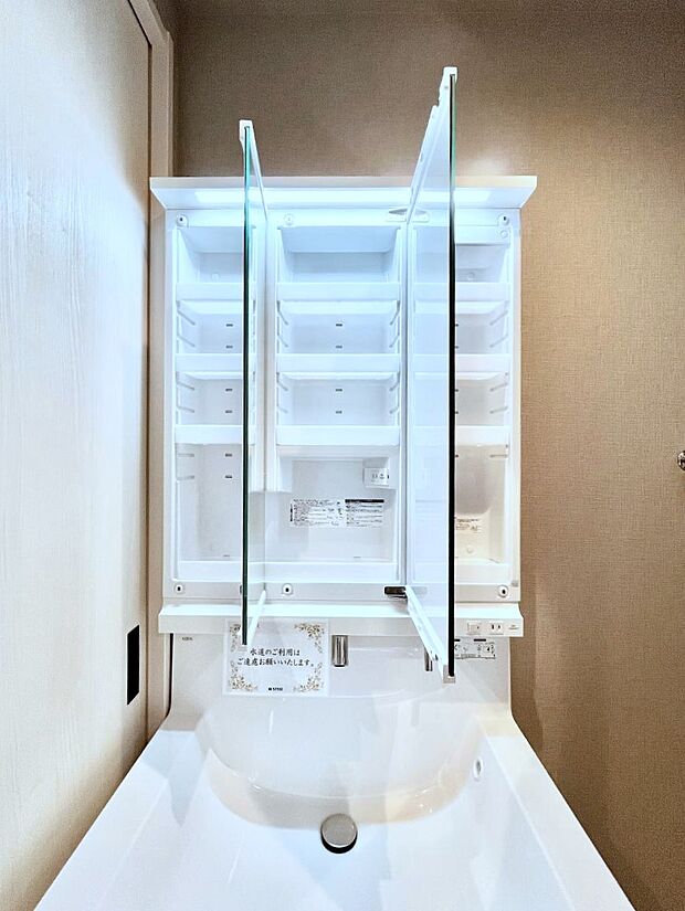 【三面鏡裏収納】三面鏡の裏に、化粧品や衛生用品などを収納可能。洗面台をすっきりと保ちます!
