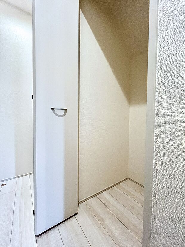 【収納】1階廊下収納には掃除用品や日用品のストックなどを収納できます。