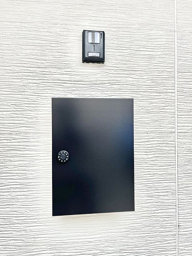 【その他現地】シンプルデザインのポスト。