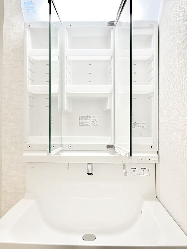 【三面鏡裏収納】三面鏡の裏に、化粧品や衛生用品などを収納可能。洗面台をすっきりと保ちます!