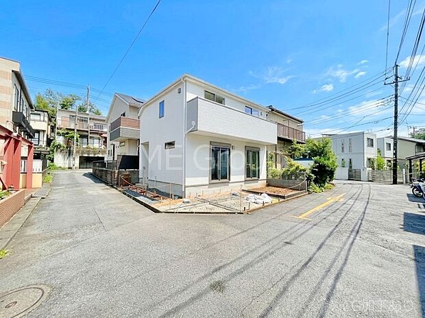 【前面道路含む現地写真】角地なので日当たりも良く、お家が堂々として見えます。