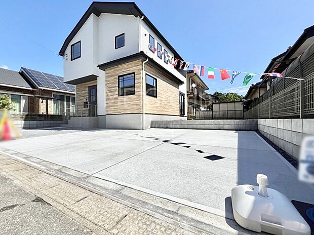 【駐車場】3台(車種による)駐車可!ご家族みんなの自転車も置ける広々カースペース。