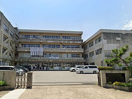 松戸市立六実中学校 820m(11分)