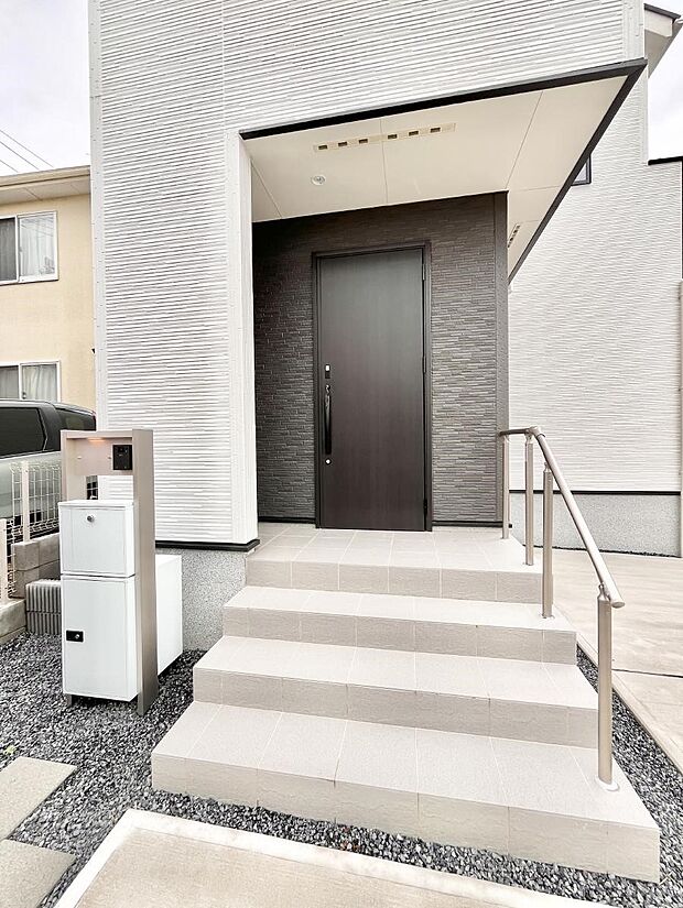【玄関】大切な家族、来客を出迎える玄関。玄関前は屋根付きで雨が降っていても濡れにくいです。 