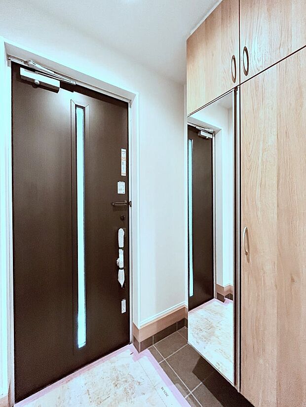 【玄関】ミラー付きシューズボックスはお出かけ前の身だしなみチェックに便利