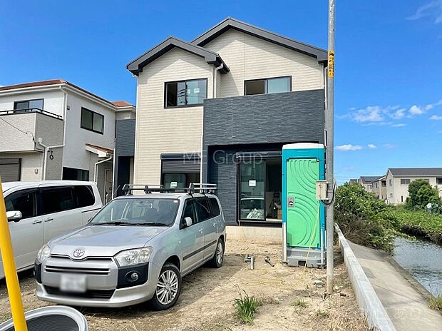 【現地外観写真】暮らしやすさと居心地の良さにこだわったシンプルで飽きのこないデザイン ！