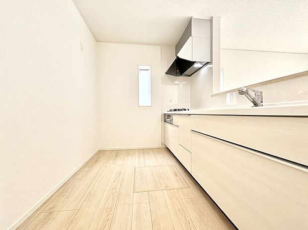 【キッチン】広々とした使い勝手の良いキッチンで日々のお料理も楽しくなりそう