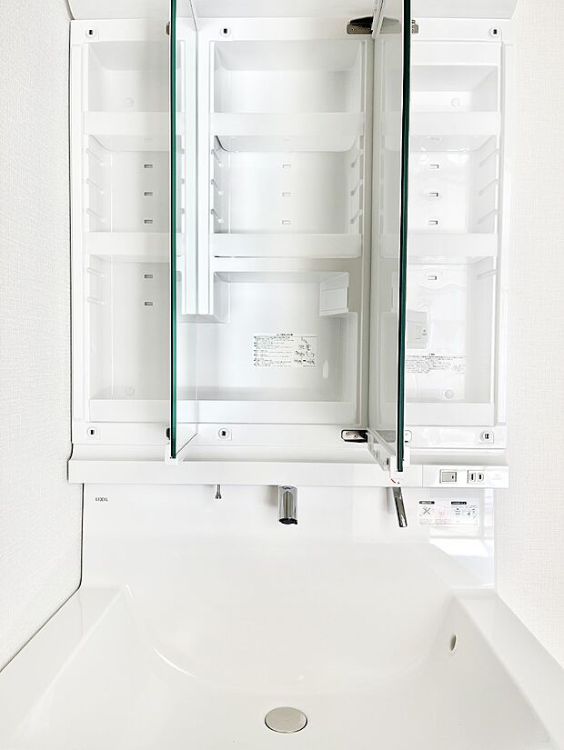 【三面鏡裏収納】三面鏡の裏に、化粧品や衛生用品などを収納可能。洗面台をすっきりと保ちます！