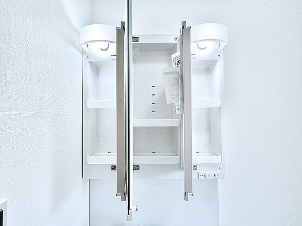 【三面鏡裏収納】三面鏡の裏に、化粧品や衛生用品などを収納可能。洗面台をすっきりと保ちます!